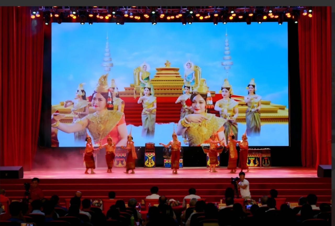 Các tiết mục văn nghệ được phối hợp nhiều giai điệu của đồng bào Khmer (Ảnh Bùi Trung)