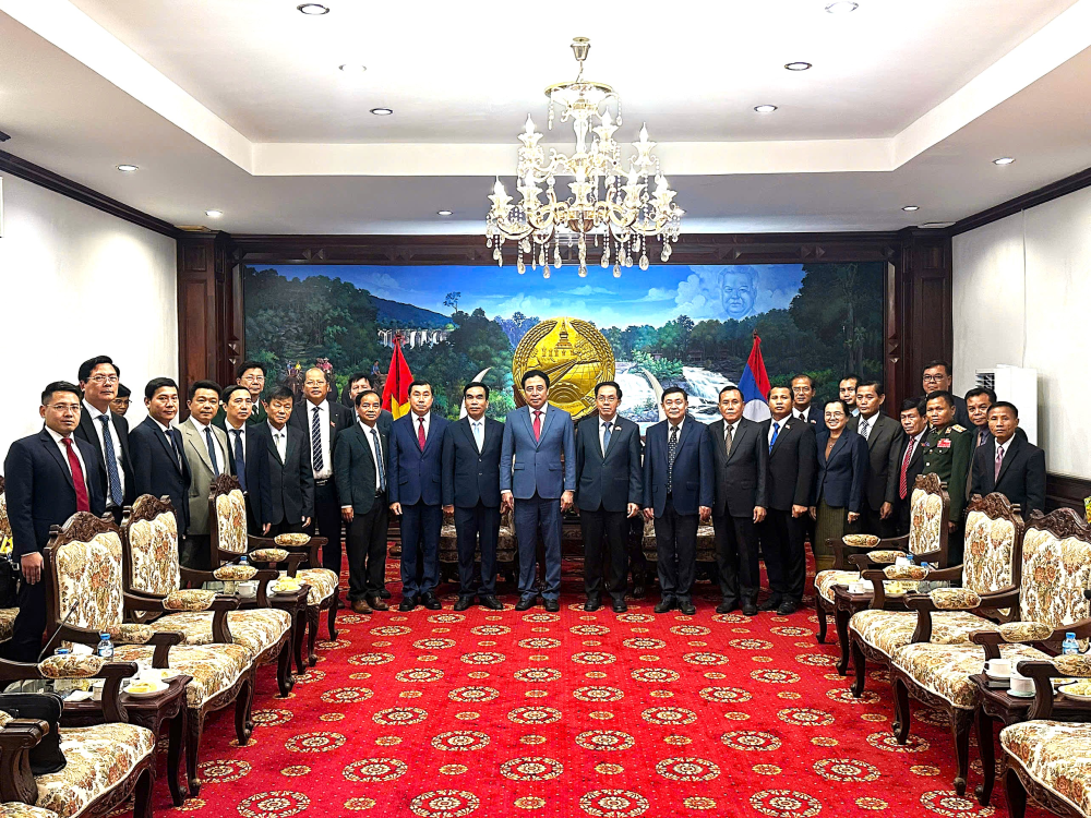 Đoàn công tác thành phố Huế và lãnh đạo tỉnh Salavan chụp ảnh lưu niệm tại buổi tiếp, làm việc.