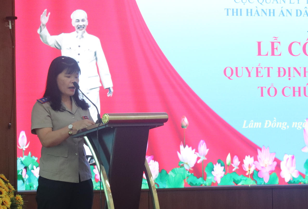 Trưởng phòng Tổ chức cán bộ THADS Lâm Đồng công bố các quyết định bổ nhiệm.