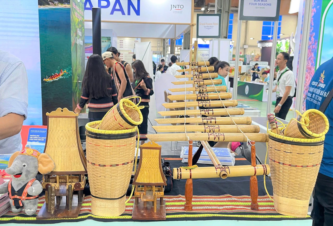 Các biểu trưng và mascot Năm Du lịch Quốc gia 2026 tại Hội chợ.