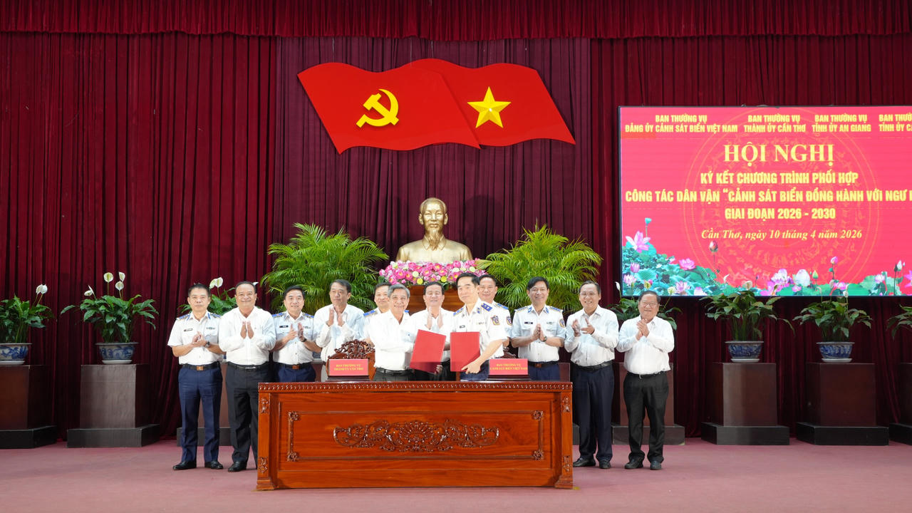 Cảnh sát biển Việt Nam và Ban thường vụ Thành ủy Cần Thơ ký kết chương trình phối hợp.