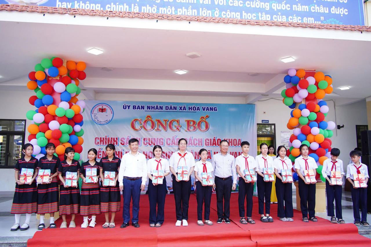 Hoà Vang là xã đầu tiên trong cả nước cung cấp sách miễn phí cho học sinh.