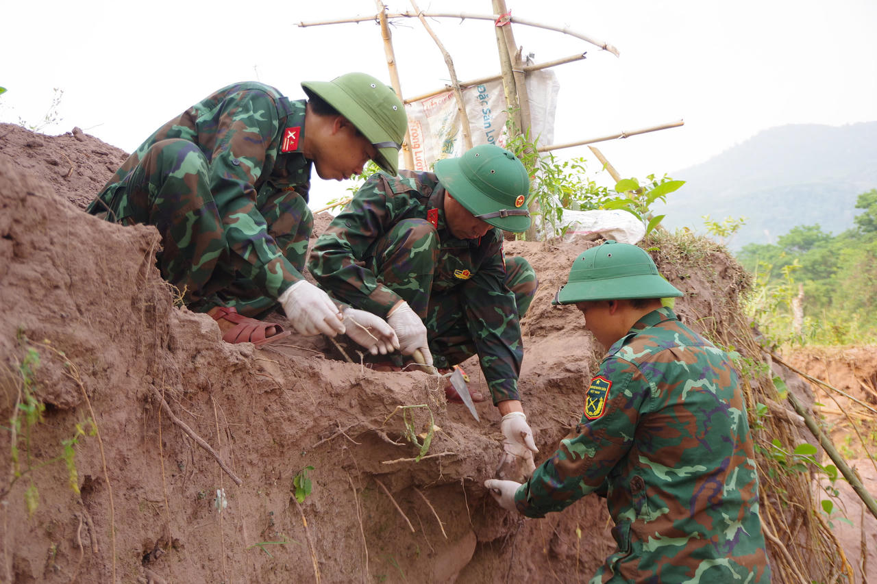 Tỉ mỉ từng lớp đất, kiên trì tìm kiếm....