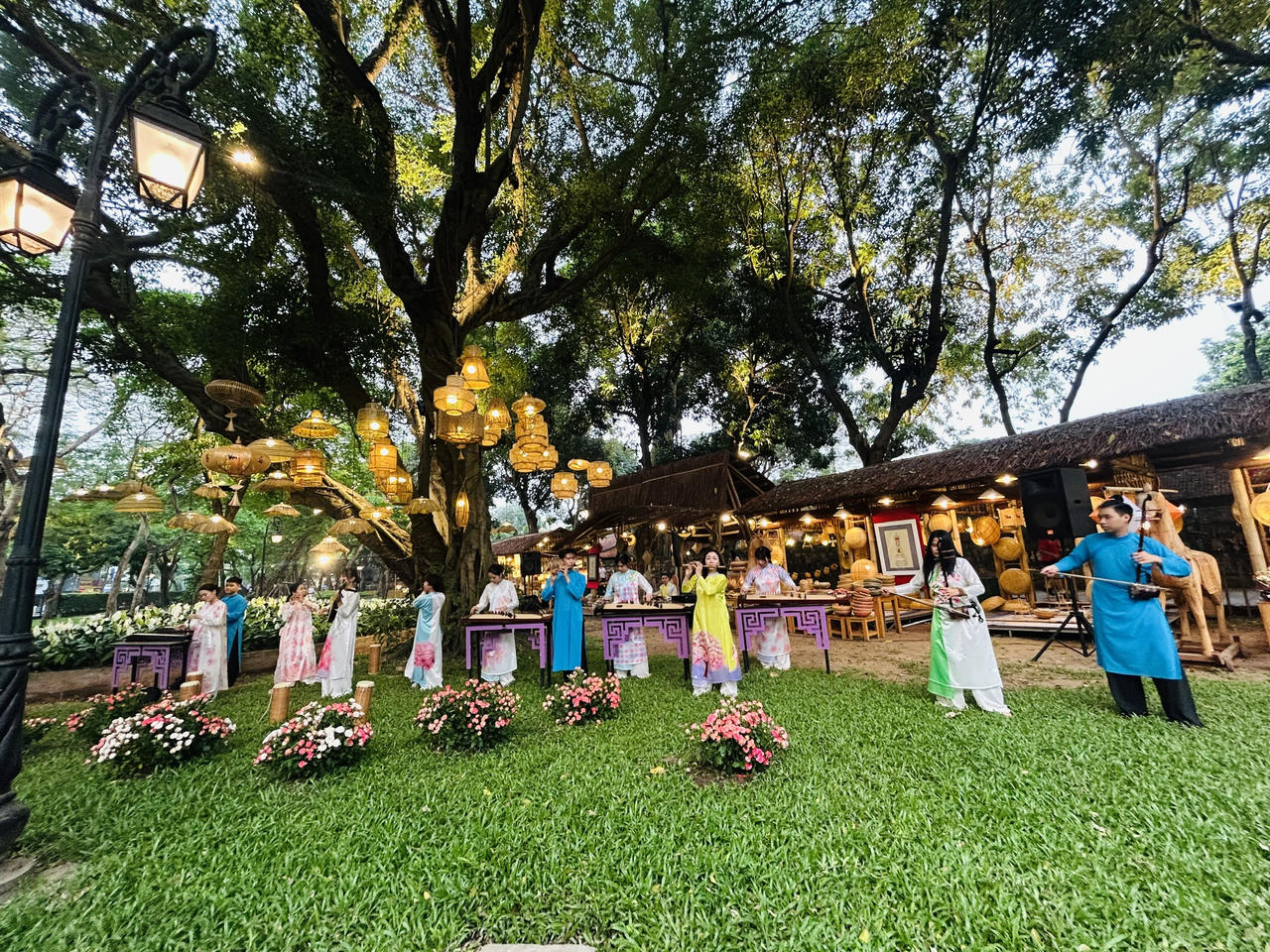 Biểu diễn nhạc dân tộc tại "Vườn Ánh sáng" (ảnh T. Dương).