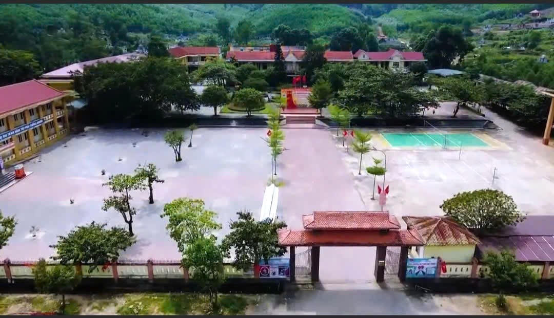 Toàn cảnh Trường THPT Minh Hóa giữa vùng núi Minh Hóa.
