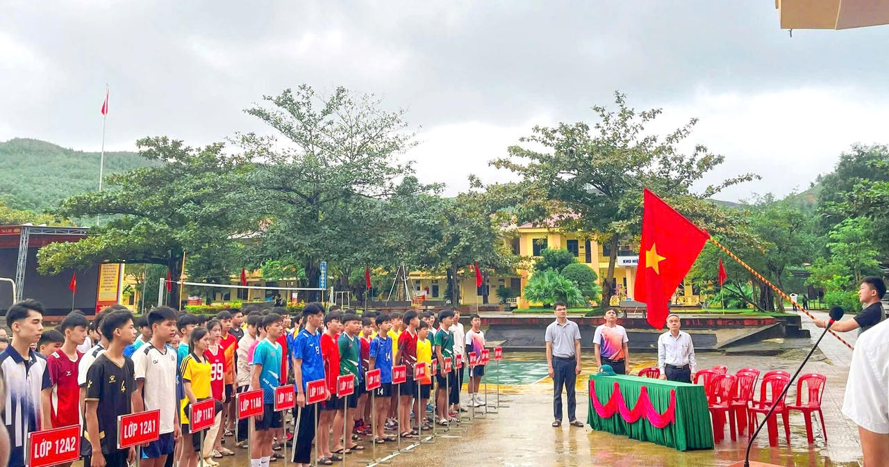 Học sinh Trường THPT Minh Hóa tham gia lễ chào cờ, sinh hoạt tập thể.