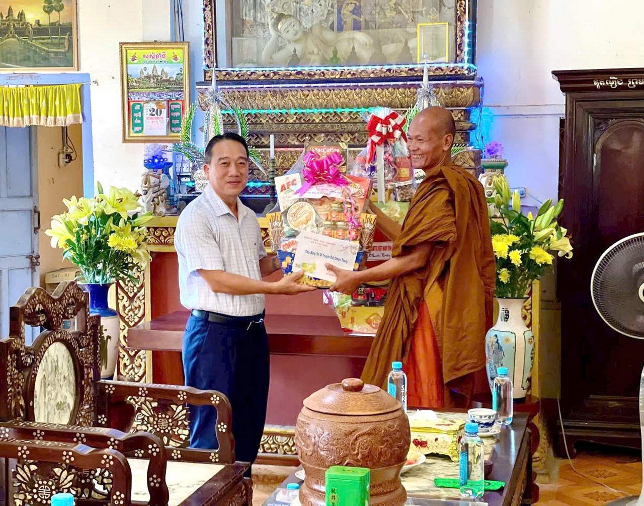 Ông Từ Minh Phúc - Bí thư Đảng ủy xã Hưng Hội, tặng quà, chúc Tết Chôl Chnăm Thmây chùa Soryaram (chùa Giữa).