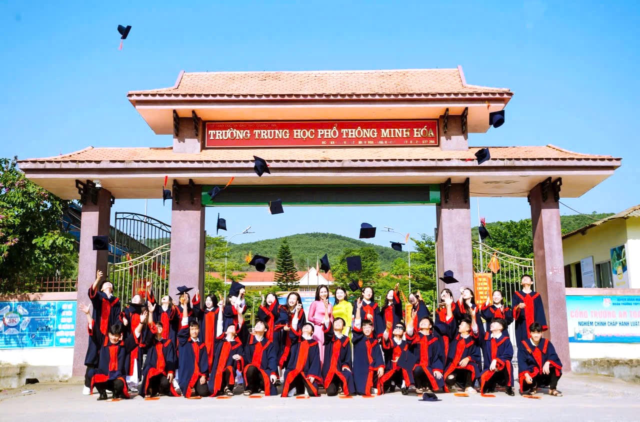 Từ mái trường THPT Minh Hóa, những thế hệ học sinh tự tin bước vào tương lai, mang theo tri thức, bản lĩnh và khát vọng vươn xa.