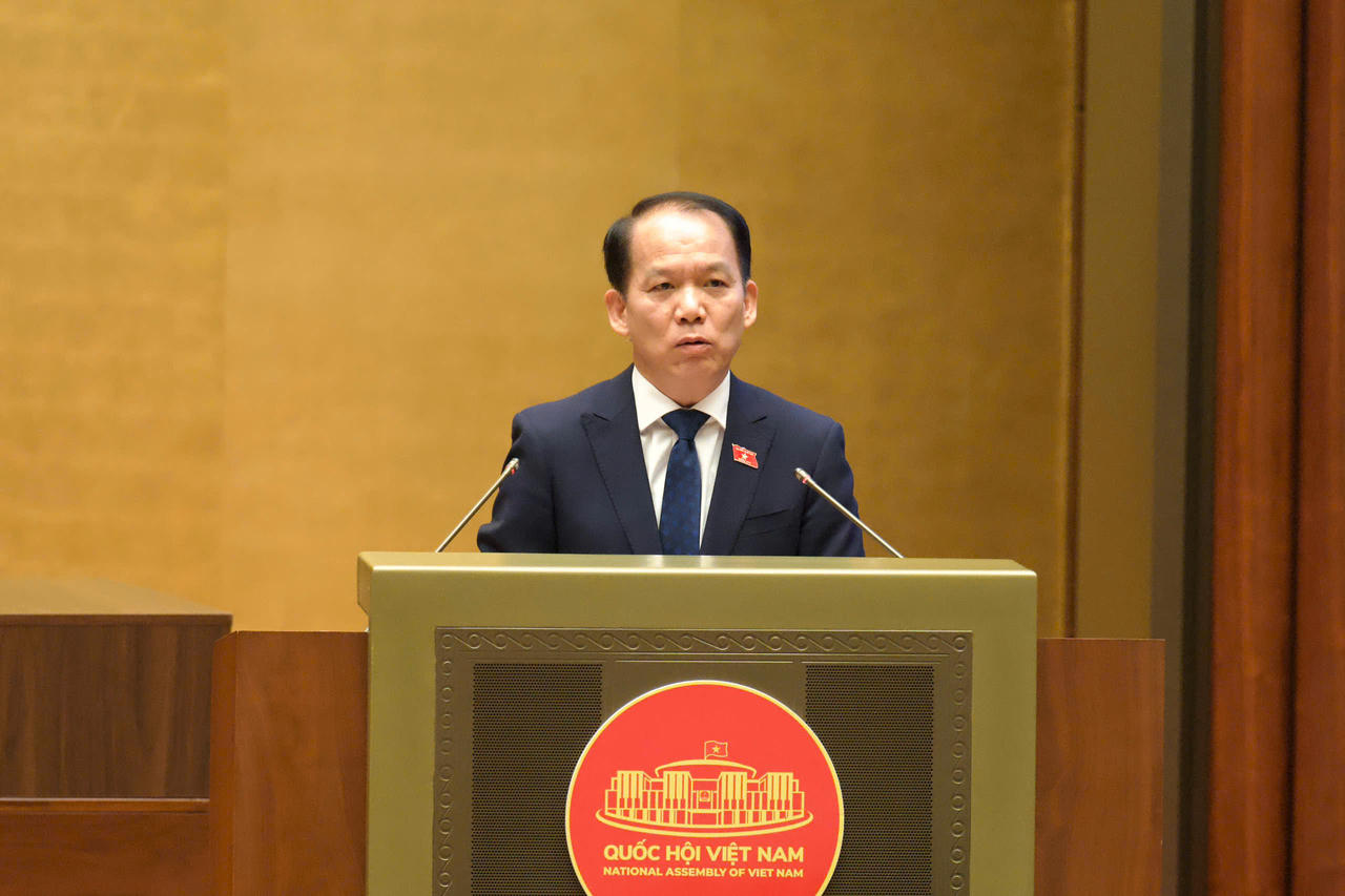 Bộ trưởng Ho&agrave;ng Thanh T&ugrave;ng giải tr&igrave;nh một số vấn đề đại biểu Quốc hội quan t&acirc;m.