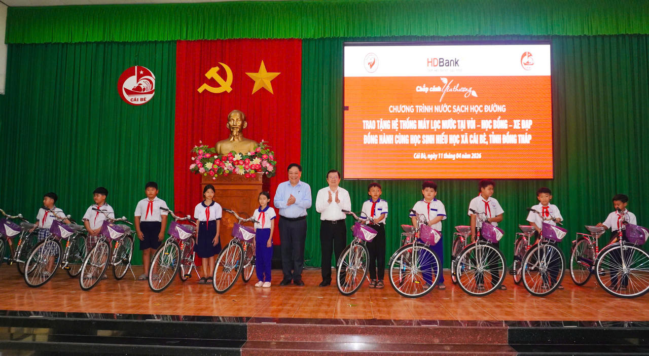 Ông Trương Tấn Sang và ông Phạm Thành Ngại trao tặng xe đến các em học sinh.