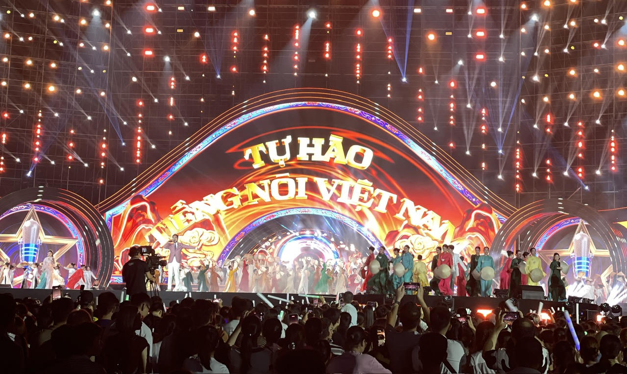 Ngay sau khi tiếng trống khai mạc Liên hoan Phát thanh toàn quốc lần thứ XVII – Quảng Ninh năm 2026 được gióng lên, các đại biểu cùng hàng vạn Nhân dân và du khách đã hòa mình vào không khí sôi động của concert "Thanh âm kỷ nguyên mới".