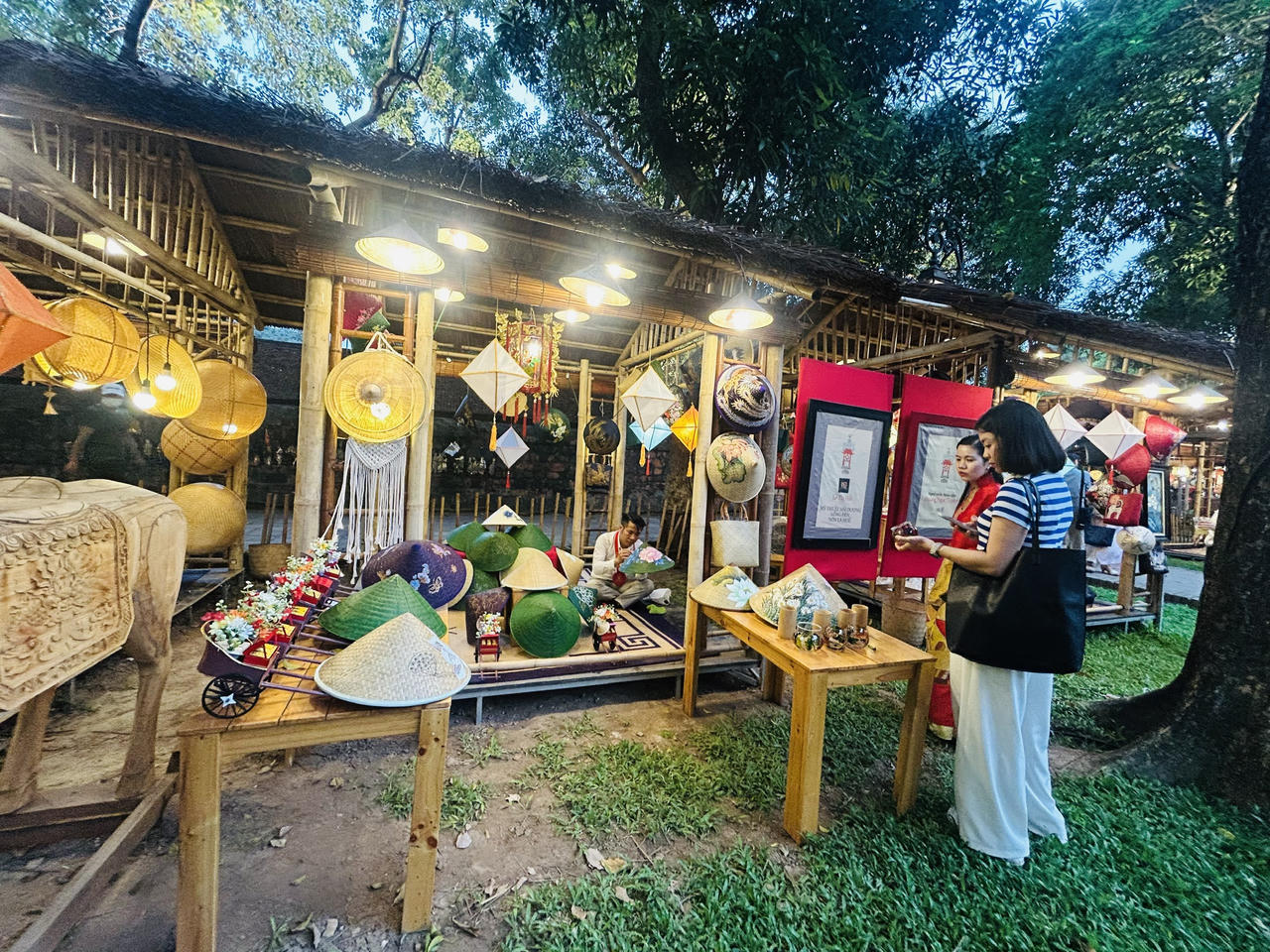 Không gian trưng bày sẽ tiếp tục mở cửa miễn phí đón khách tham quan từ 8 - 21 giờ các ngày và kéo dài đến 19/4/2026 (ảnh T.Dương).