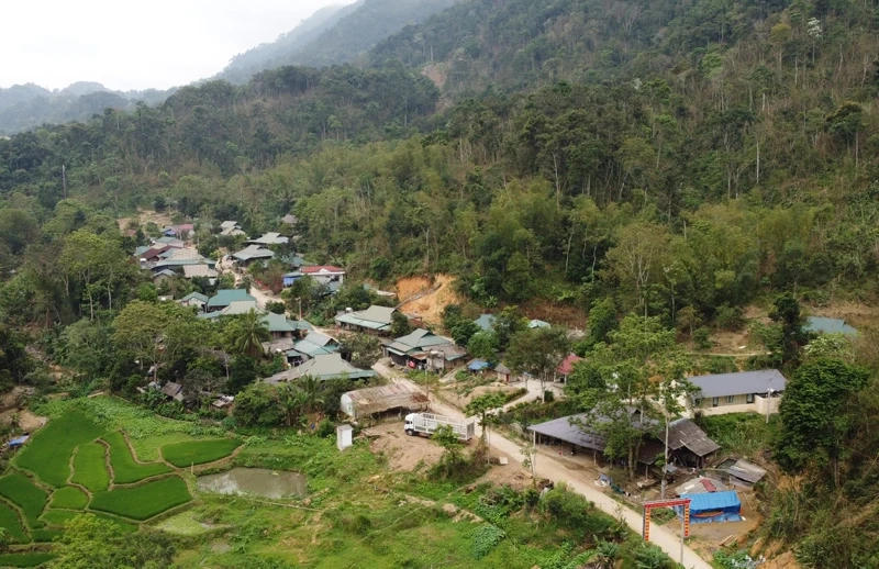 Nhiều hộ dân tại bản Xa Mang sinh sống dưới chân núi bị nứt, có nguy cơ sạt lở.