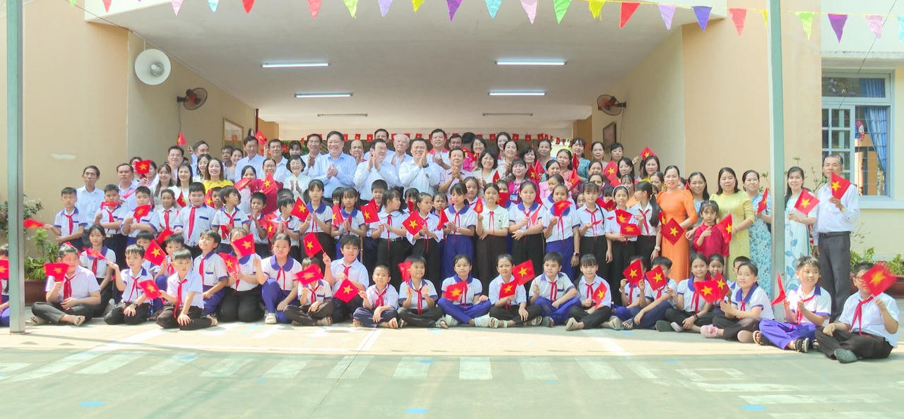 Đại biểu chụp hình lưu niệm cùng các em học sinh.