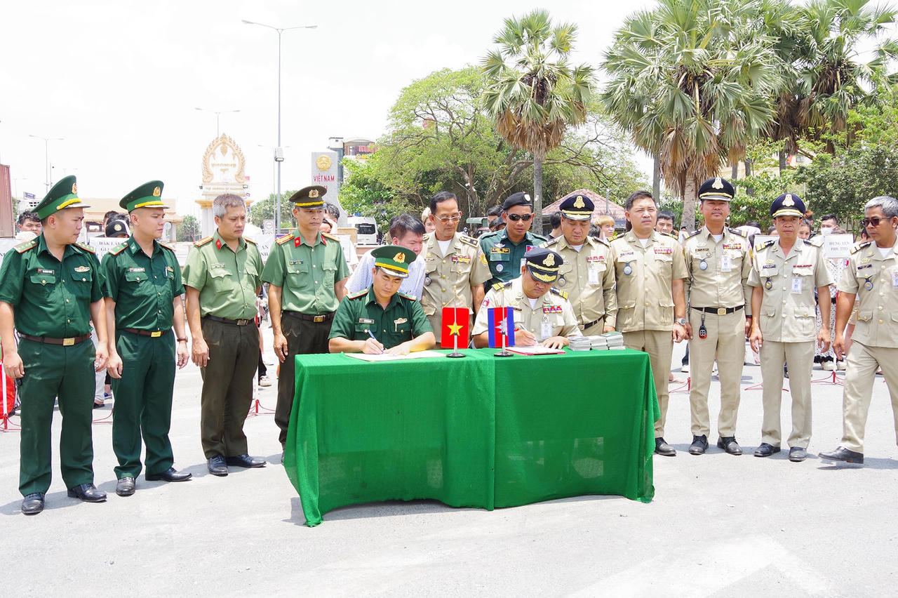 Tiếp nhận 73 công dân Việt Nam do Campuchia trao trả tại Cửa khẩu Quốc tế Bình Hiệp