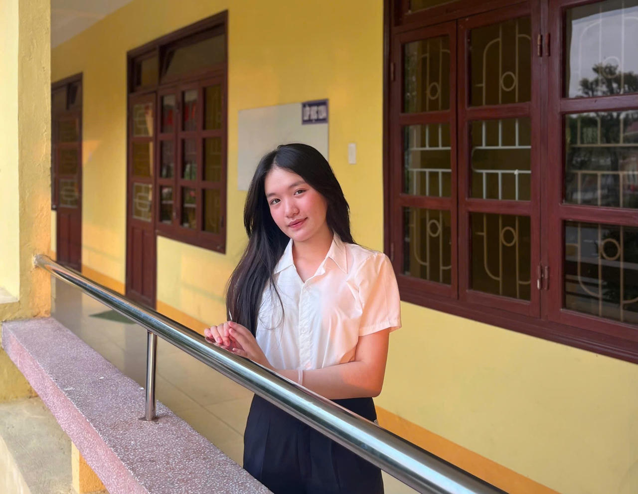 Em Đinh Ngọc Mai Phương, học sinh lớp 12A2, đại diện cho thế hệ học sinh năng động, sáng tạo của nhà trường.