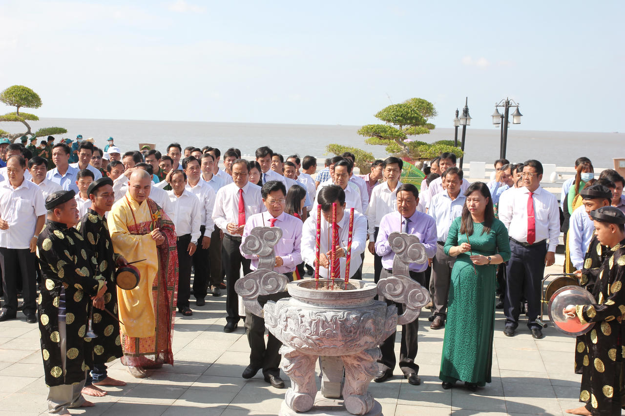 Lễ Tri ân Đức Quốc Tổ Lạc Long Quân (Khu du lịch Mũi Cà Mau, xã Đất Mũi).