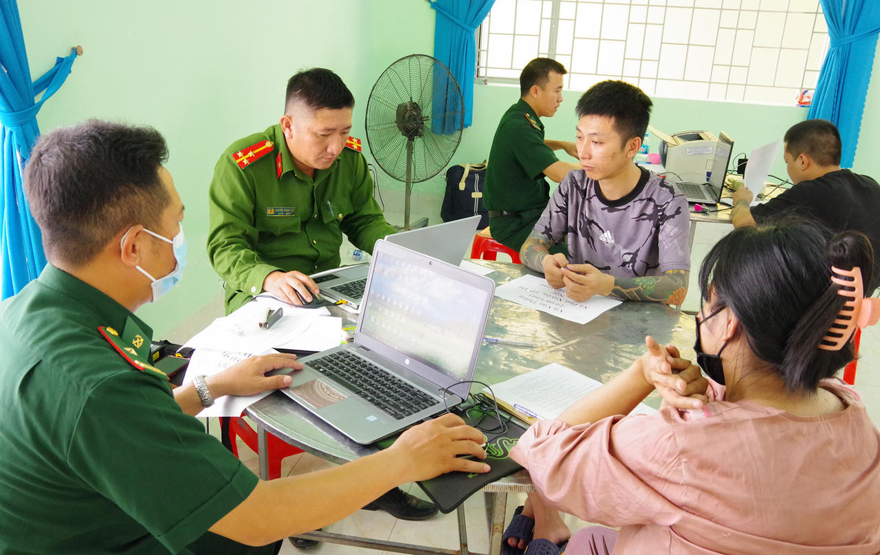 Cán bộ BĐBP và Công an tỉnh Tây Ninh lấy lời khai, làm thủ tục nhập cảnh cho các công dân được lực lượng Campuchia trao trả.