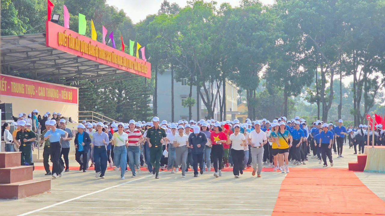 Đại biểu, vận động viên và người dân tham gia chạy hưởng ứng Ngày chạy Olympic vì sức khỏe toàn dân năm 2026.