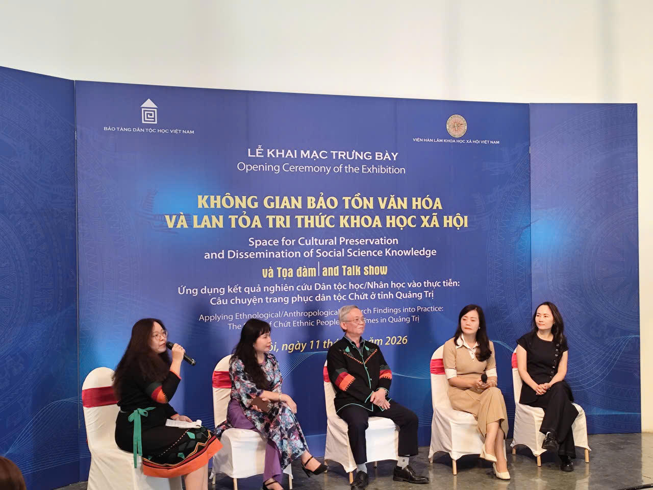 Các nhà khoa học tham gia tọa đàm (TS. Bùi Thị Bích Lan – Phó Viện trưởng Viện Dân tộc học và Tôn giáo học người thứ hai từ phải sang)