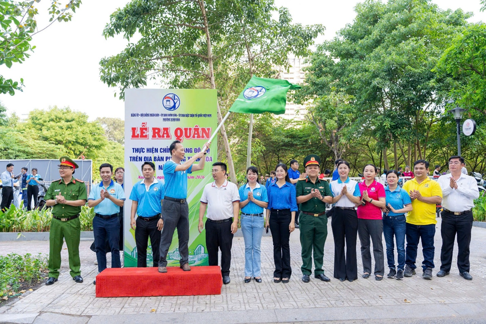 Ông Trần Văn Nam, Thành ủy viên, Bí thư Đảng ủy, Chủ tịch HĐND phường Xuân Hòa phất cờ lệnh ra quân.