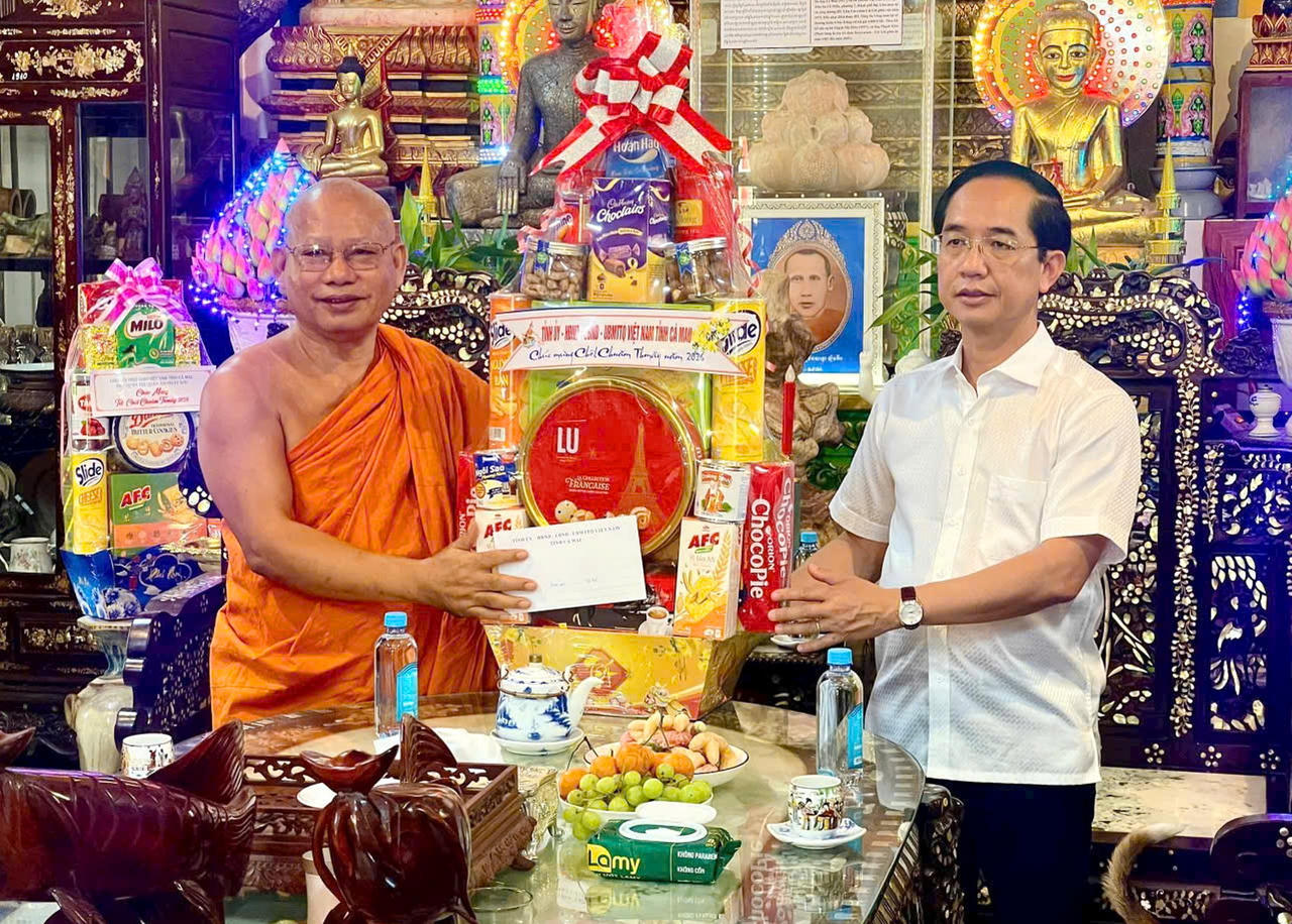 Ông Hồ Thanh Thủy thăm, chúc Tết Chôl Chnăm Thmây tại chùa Soryaram (chùa Giữa) và chùa Buppharam (chùa Chót), góp phần thắt chặt khối đại đoàn kết toàn dân tộc và tạo không khí vui tươi trong đồng bào Khmer.