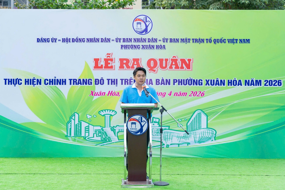 Ông Nguyễn Hùng Hậu - Phó Bí thư Đảng ủy, Chủ tịch UBND phường Xuân Hòa Phát biểu tại Lễ ra quân.