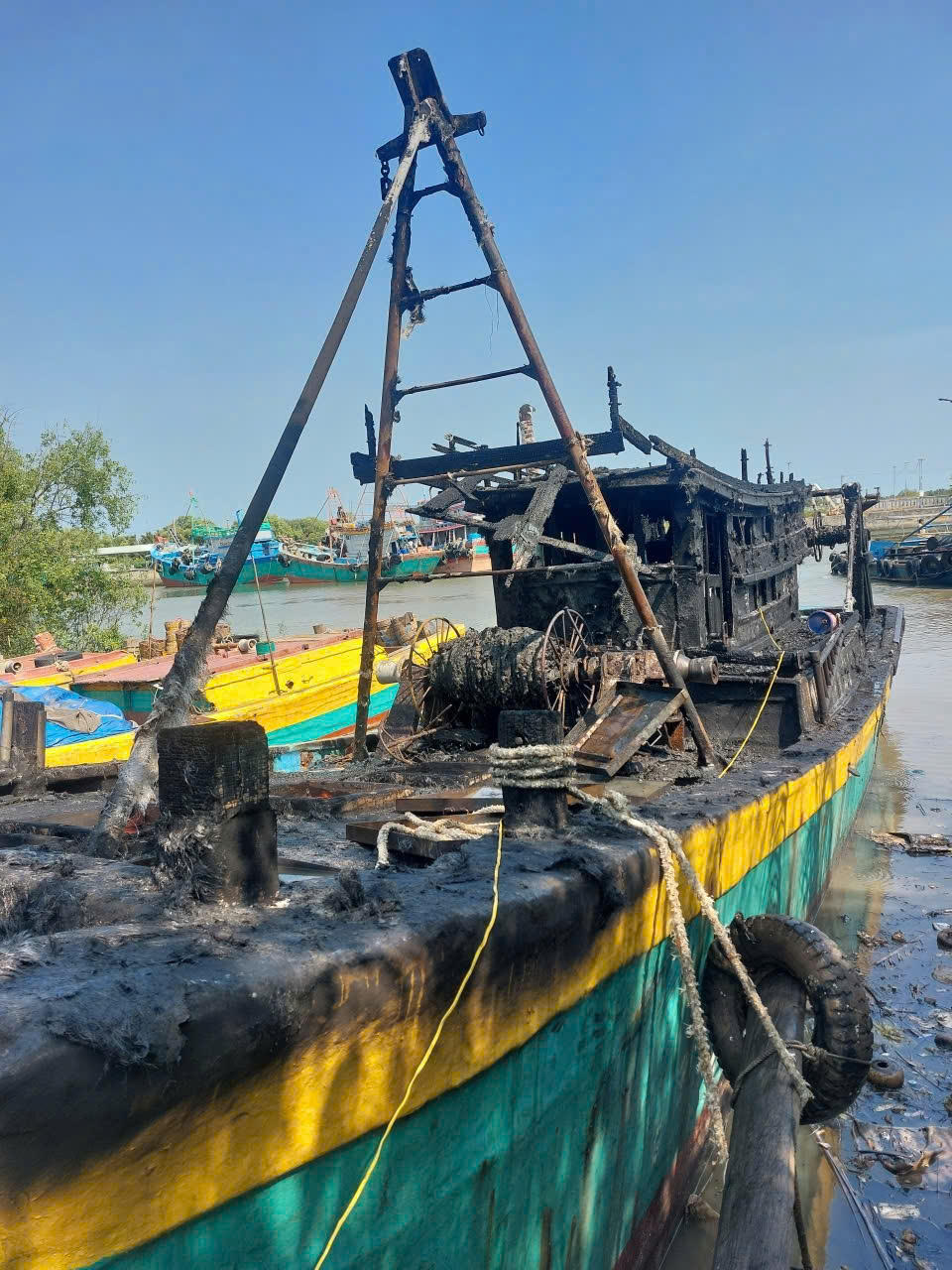 Phần mặt trên của chiếc ghe bị cháy rụi.