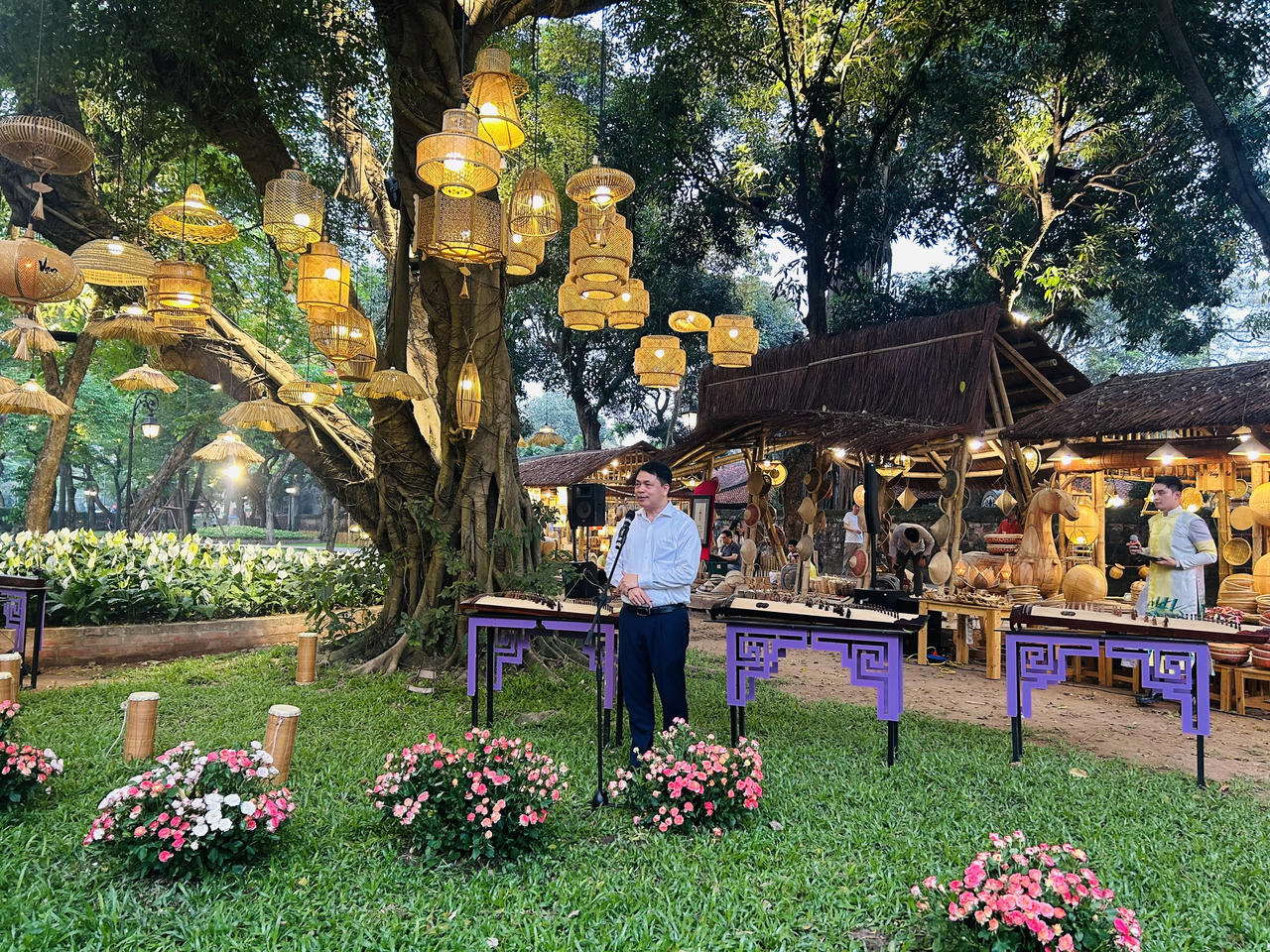 TS Lê Xuân Kiêu, Giám đốc Trung tâm Hoạt động Văn hóa Khoa học Văn Miếu - Quốc Tử Giám chia sẻ về "Vườn Ánh sáng" (ảnh T.Dương)..