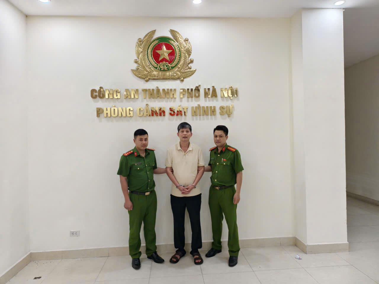  Bắt tạm giam đối tượng đỗ xe chắn barie, gây ách tắc tại chung cư 