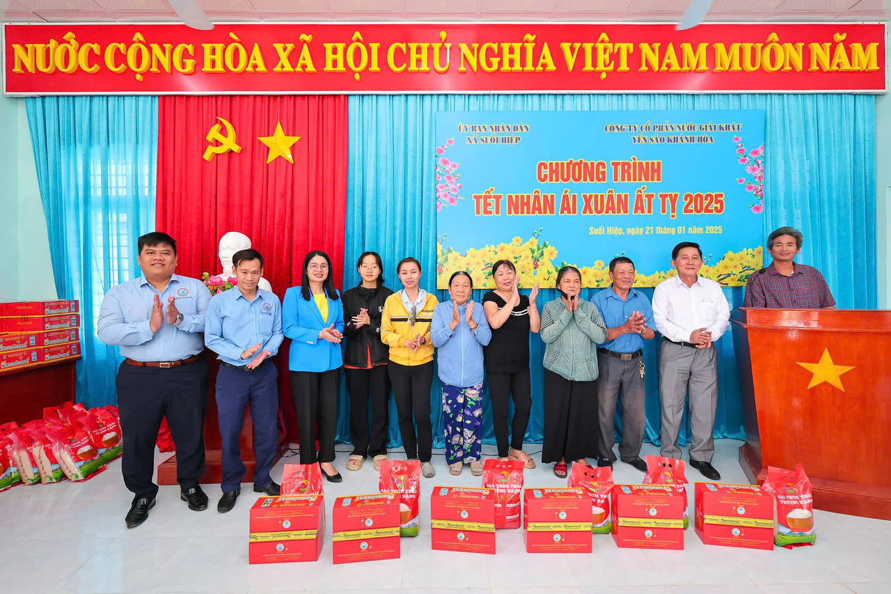 Tặng quà tết các gia đình khó khăn.