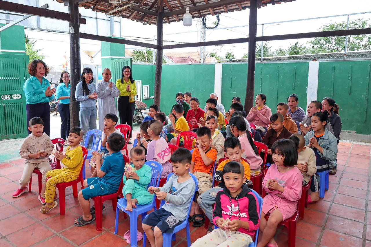 Hỗ trợ các cơ sở chăm sóc trẻ cơ nhỡ.