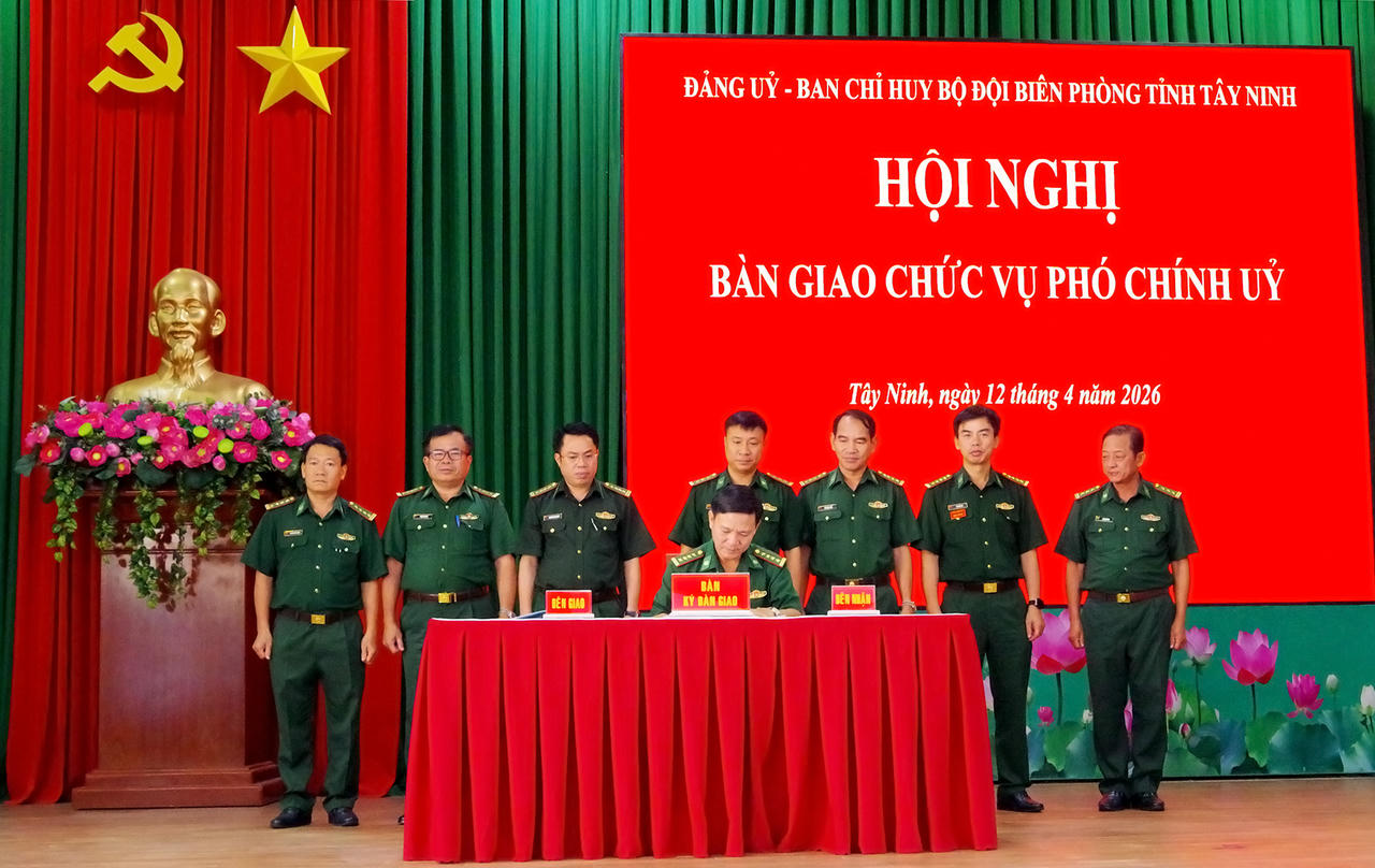 Đại tá Dương Văn Dược ký xác nhận biên bản bàn giao chức vụ Phó Chính ủy Ban Chỉ huy BĐBP tỉnh.