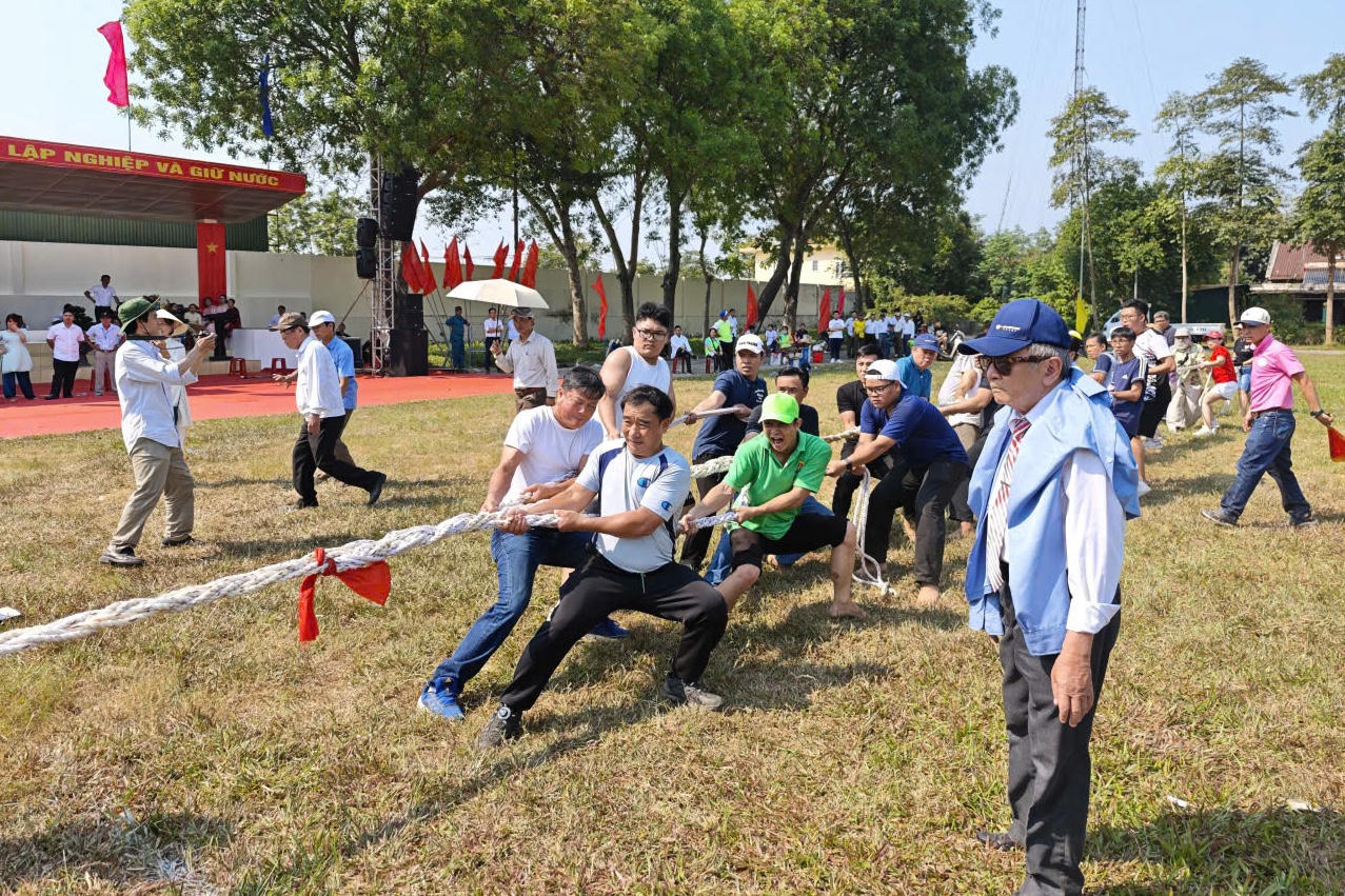 Sau lễ khai mạc là môn thi đấu kéo co.