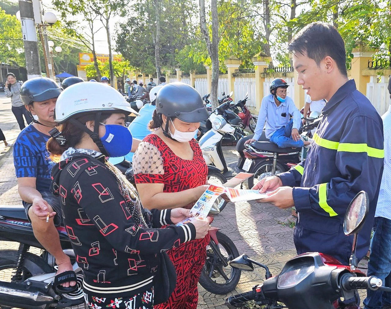 Lực lượng Cảnh sát PCCC và CNCH Công an Cà Mau phát tờ rơi tuyên truyền các quy định về PCCC cho người dân.