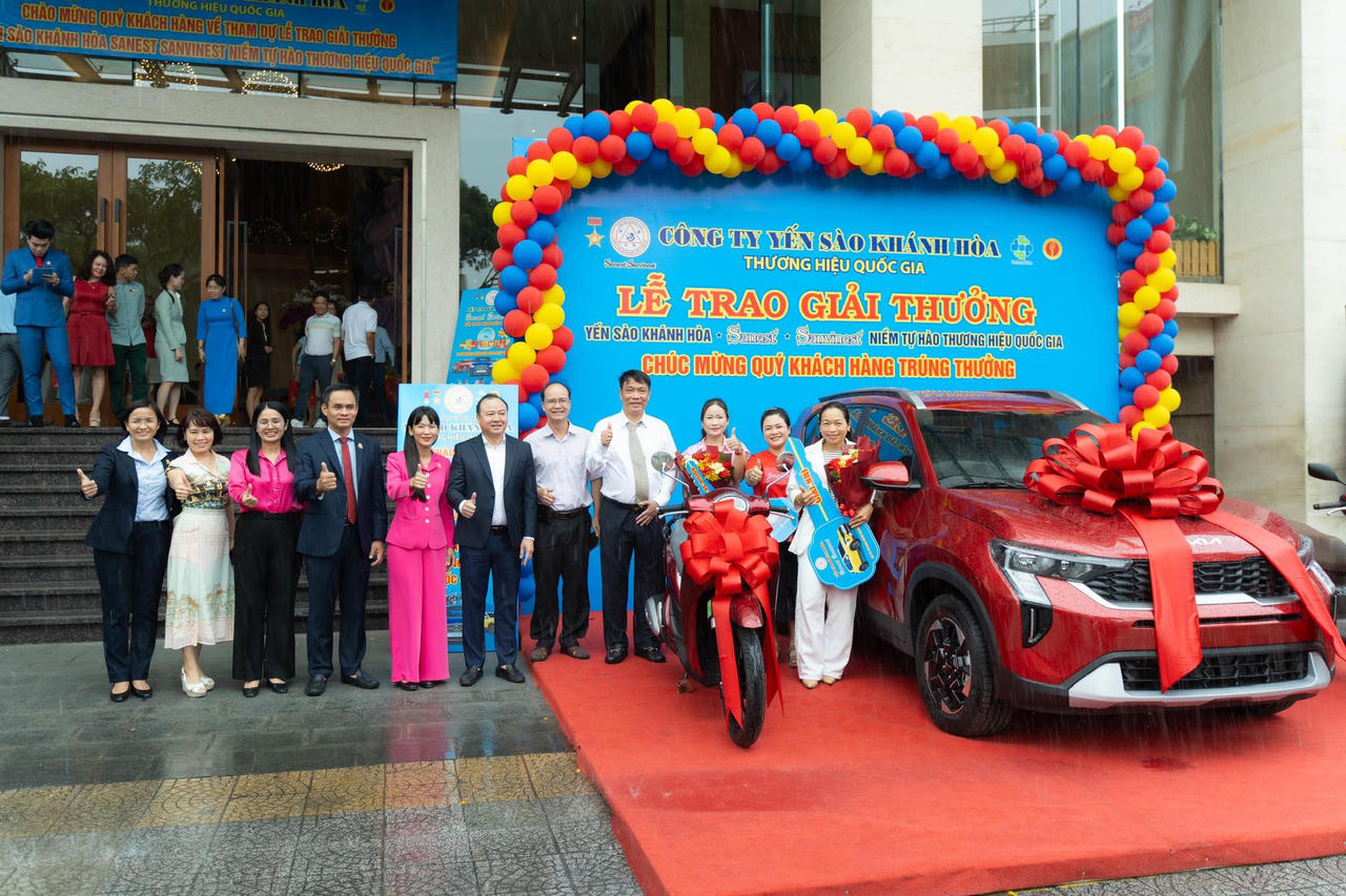 Khách hàng trúng thưởng ô tô chương trình tri ân của Công ty Yến sào Khánh Hòa.