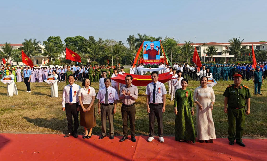 Đại biểu từ thành phố đến phường cùng các lực lượng tham gia lễ khai mạc Đại hội.