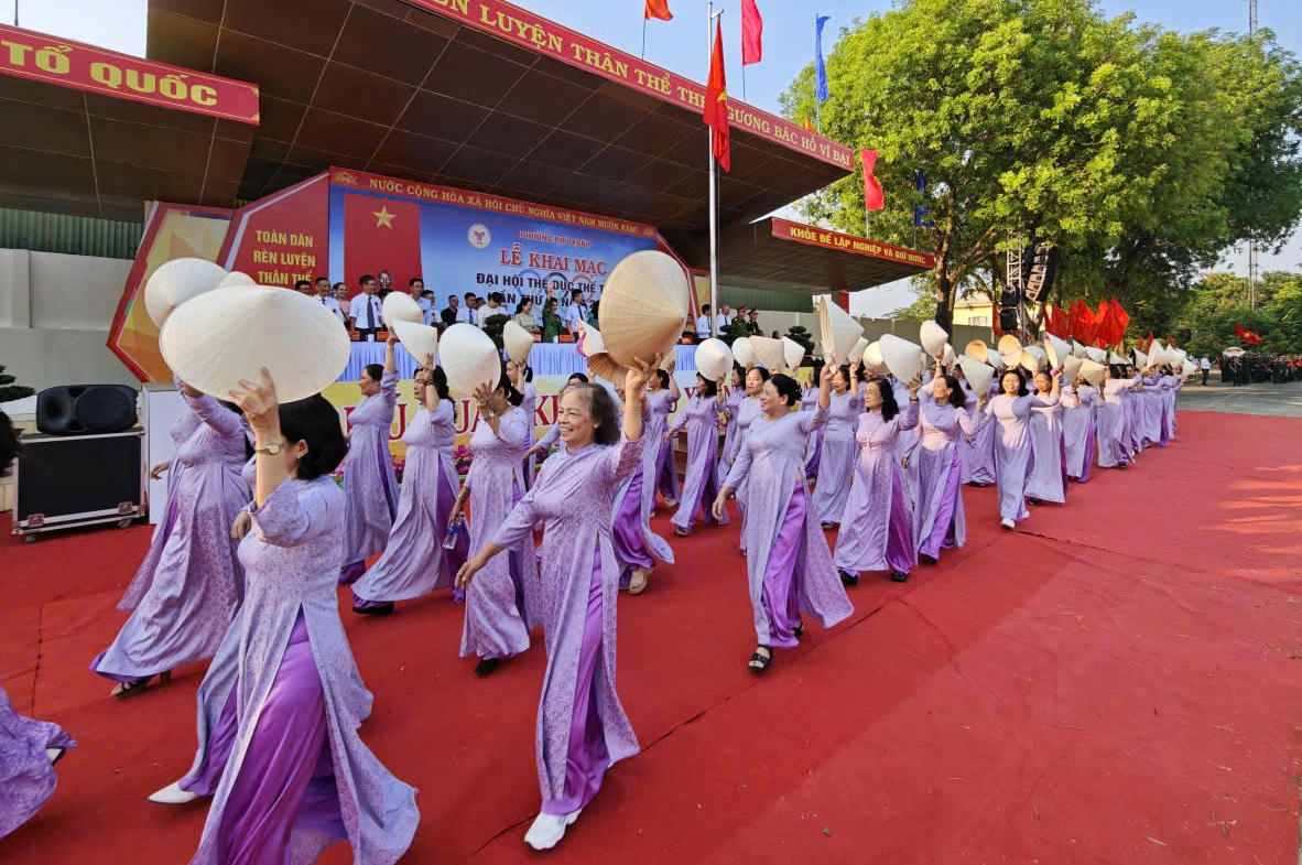Màn đồng diễn uyển chuyển, đồng đều của các hội viên phụ nữ tại lễ khai mạc Đại hội.