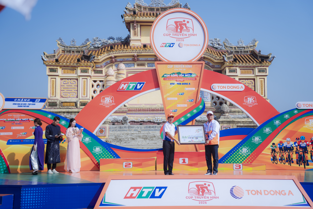 Lãnh đạo thành phố Huế tặng quà lưu niệm cho BTC.