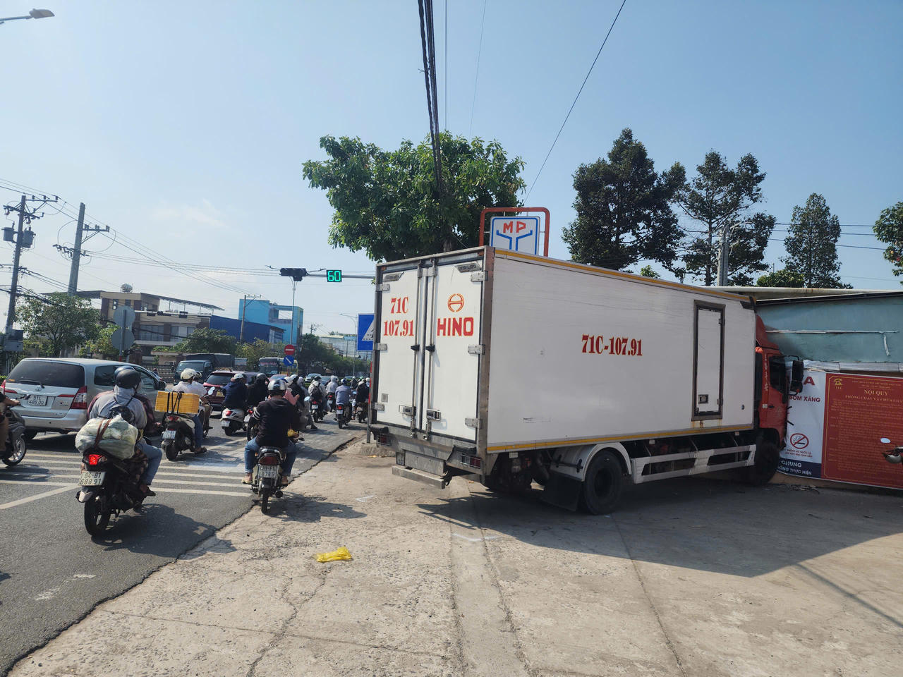 Xe tải nghi mất phanh, tông sập tường nhà dân ven Quốc lộ 60.