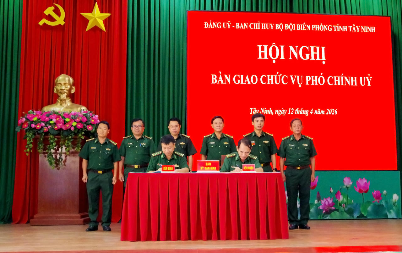 Thượng tá Nguyễn Ngọc Dung và Đại tá Vũ Minh Tùng ký biên bản bàn giao chức vụ Phó Chính ủy Ban Chỉ huy BĐBP tỉnh.