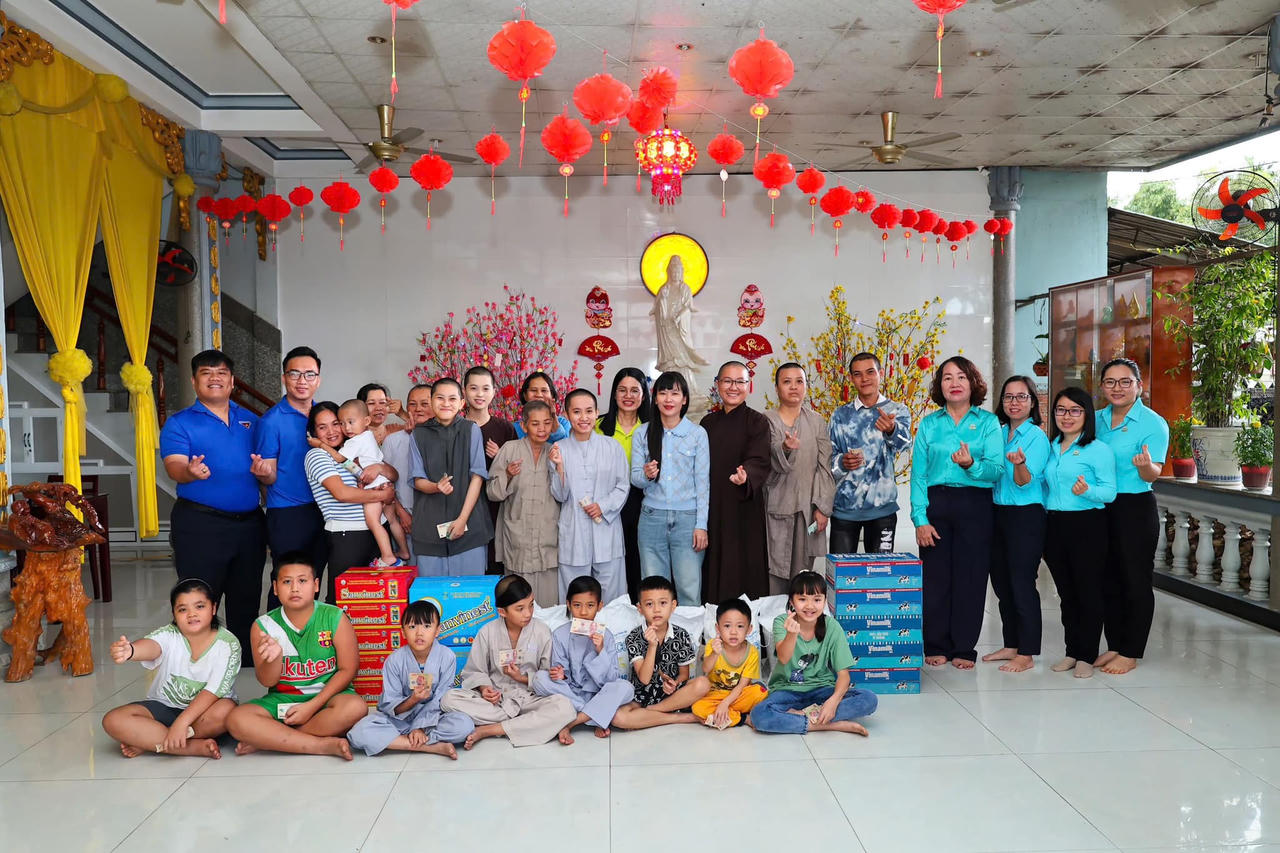 Hỗ trợ các cơ sở chăm sóc trẻ cơ nhỡ.