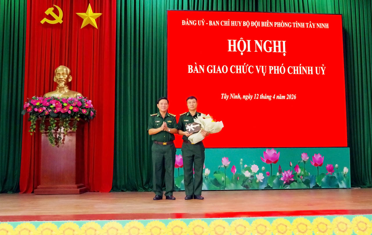 Đại tá Dương Văn Dược - Bí thư Đảng ủy, Chính ủy Ban Chỉ huy BĐBP tỉnh tặng hoa chúc mừng Thượng tá Nguyễn Ngọc Dung.