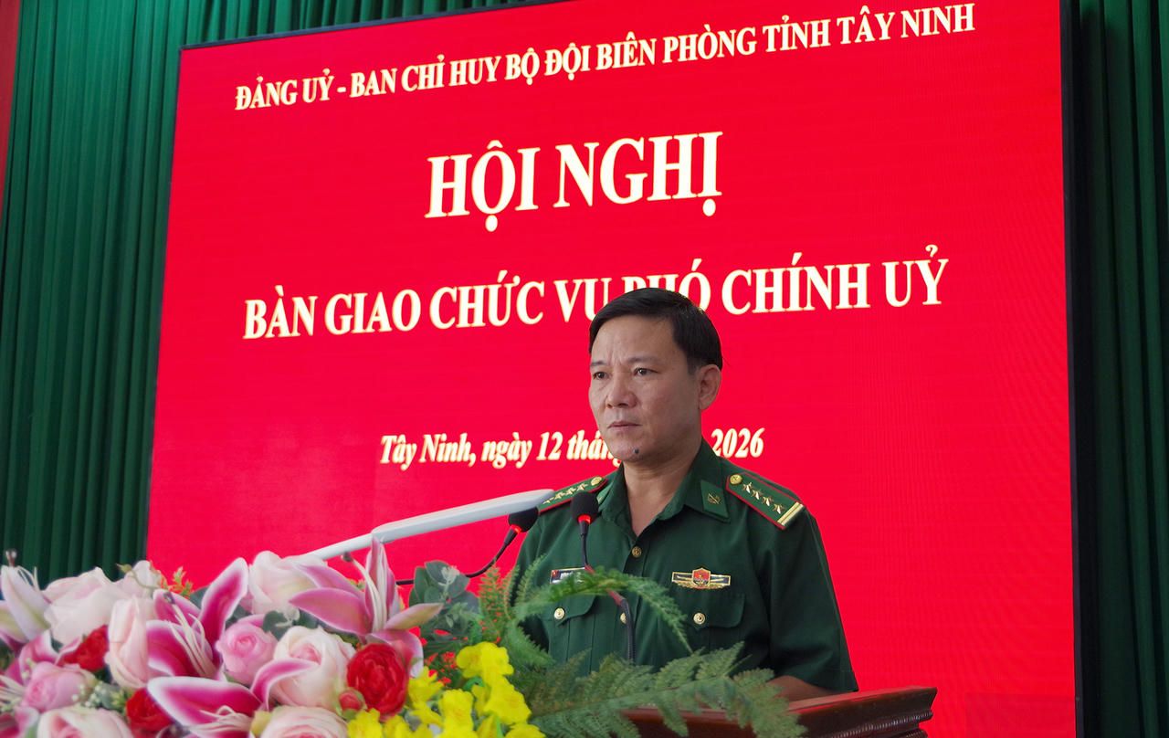 Đại tá Dương Văn Dược - Bí thư Đảng ủy, Chính ủy Ban Chỉ huy BĐBP tỉnh phát biểu chỉ đạo.