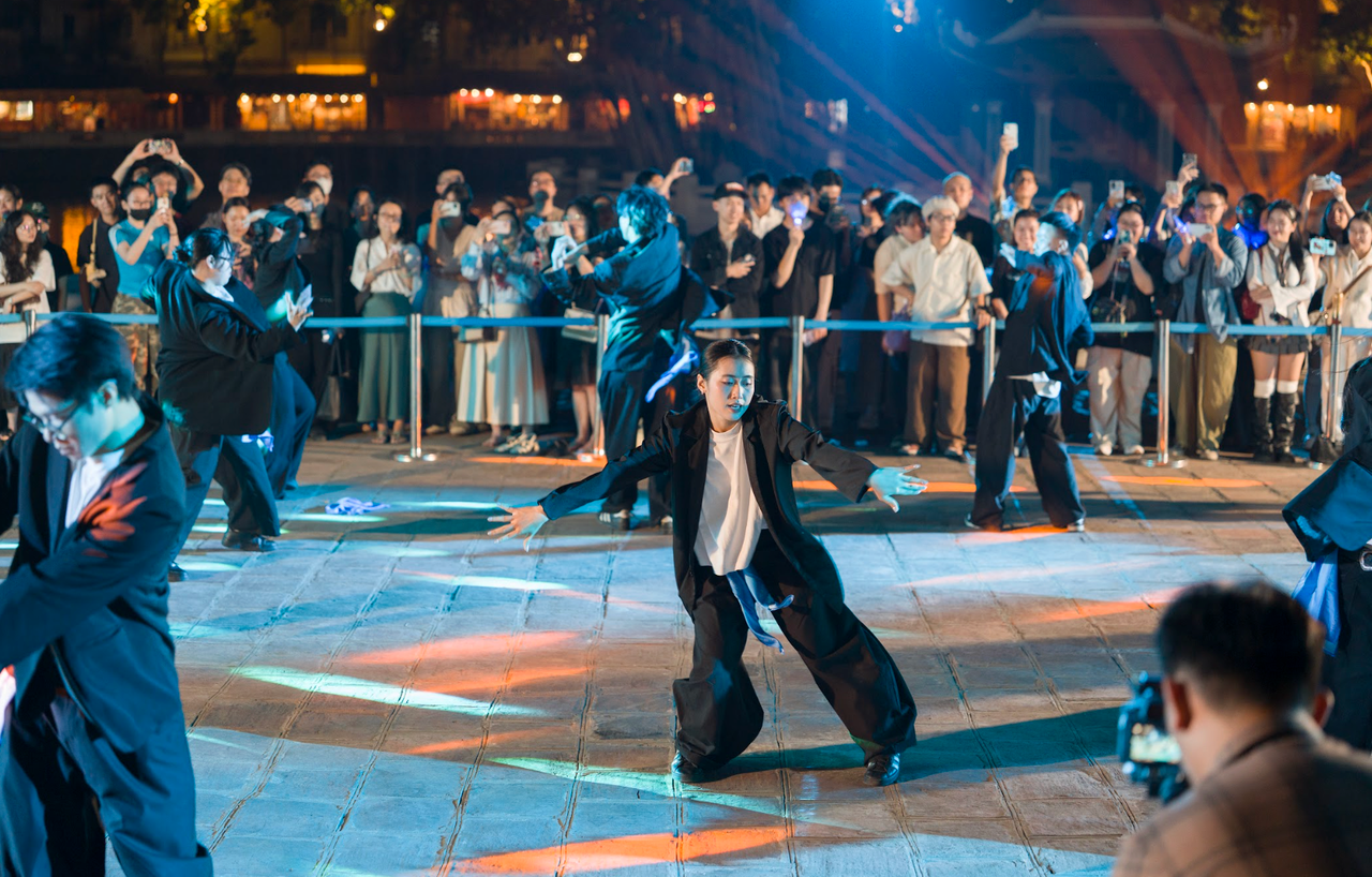 Các vũ công cố gắng tái tạo hình ảnh của nước, mà chuyển hóa đặc tính của nguyên tố này thành những chuyển động tinh tế của cơ thể, làm nổi bật thế hệ trẻ&nbsp; thể hiện vai trò và dẫn dắt các nỗ lực vì môi trường (ảnh BTC).