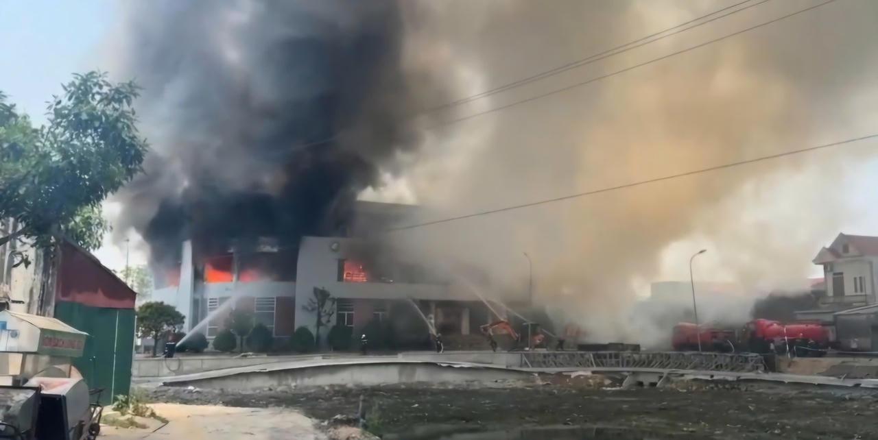 Do bên trong khu vực trưng bày chứa nhiều vật liệu dễ cháy nên ngọn lửa bùng phát mạnh.