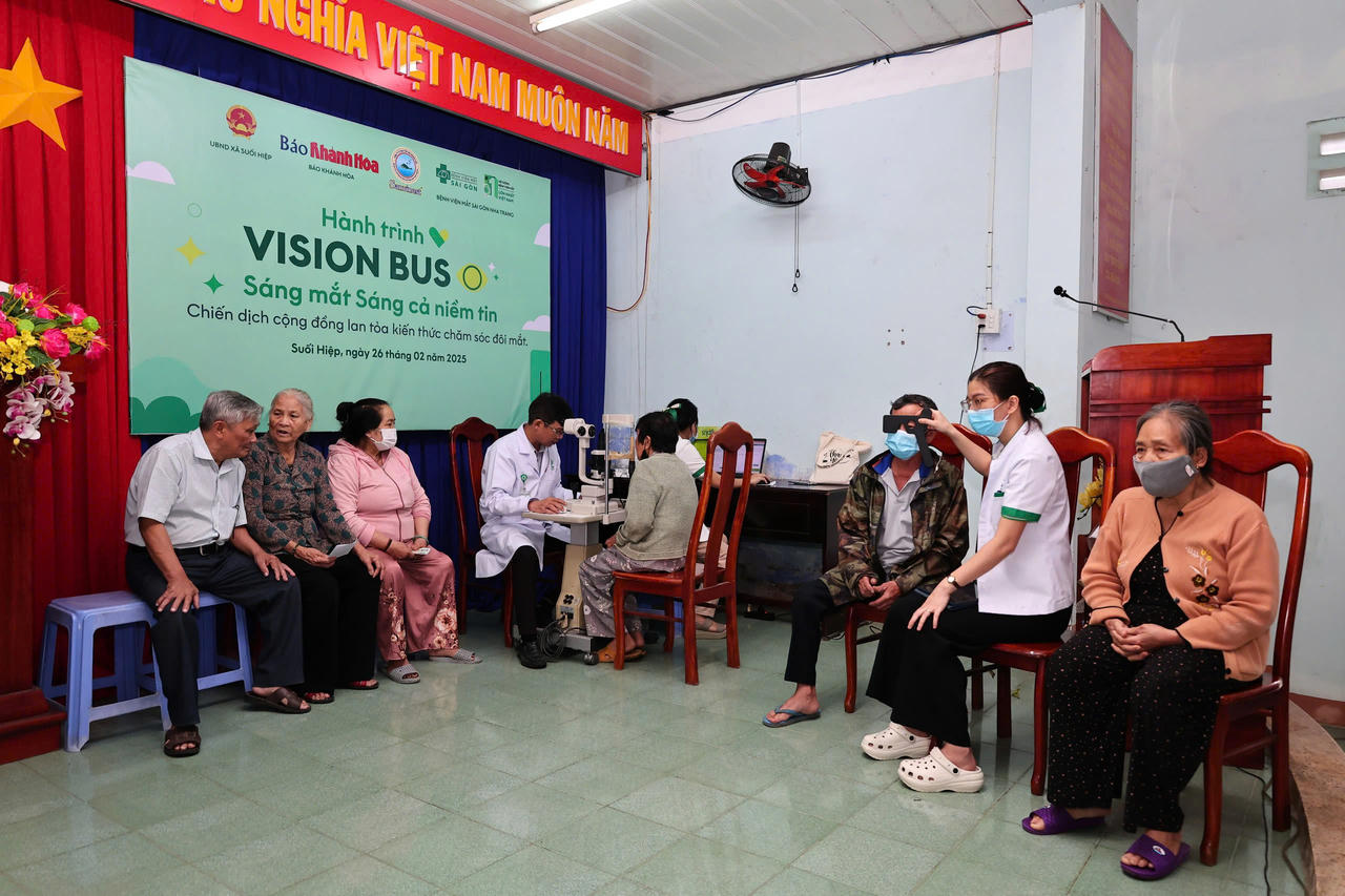 Sanvinest Khánh Hòa tài trợ mổ mắt.