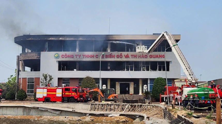 Các phương tiện chuyên dụng, trong đó có xe thang chữa cháy được huy động đến hiện trường để hỗ trợ công tác chữa cháy và di dời tài sản.