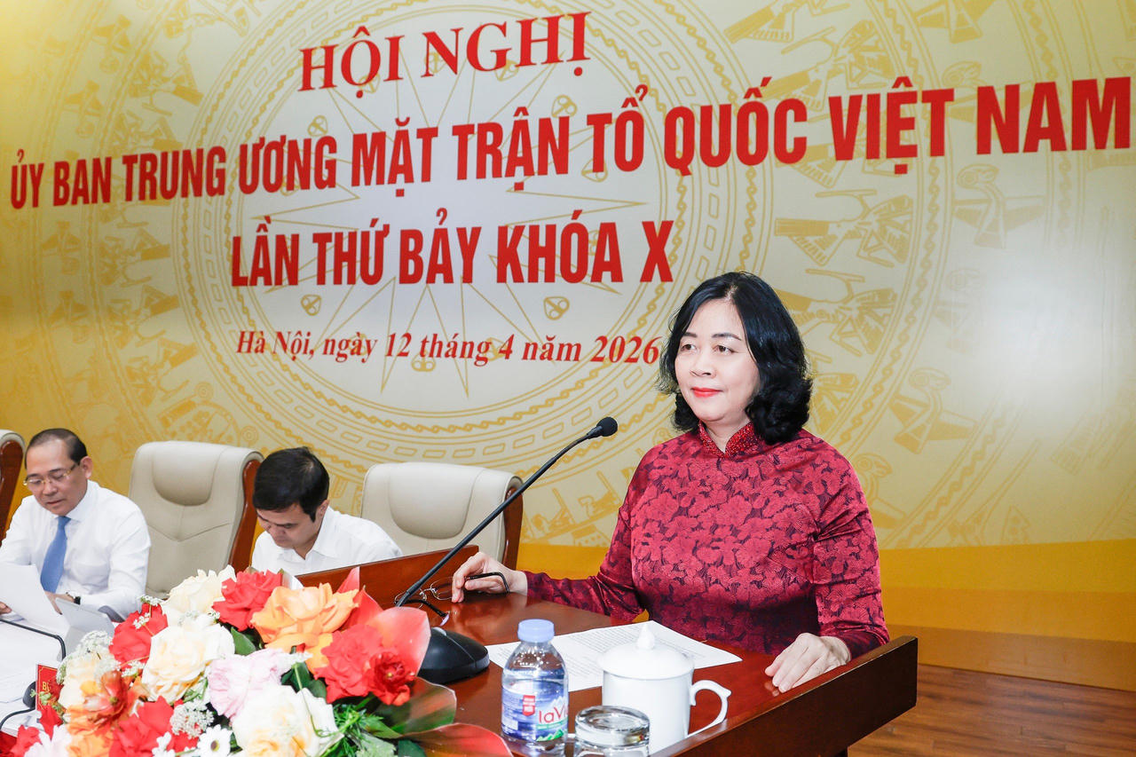  Bà Bùi Thị Minh Hoài - Ủy viên Bộ Chính trị, Bí thư Trung ương Đảng, Bí thư Đảng ủy MTTQ, các đoàn thể Trung ương, Chủ tịch UBTƯ MTTQ Việt Nam phát biểu khai mạc Hội nghị.