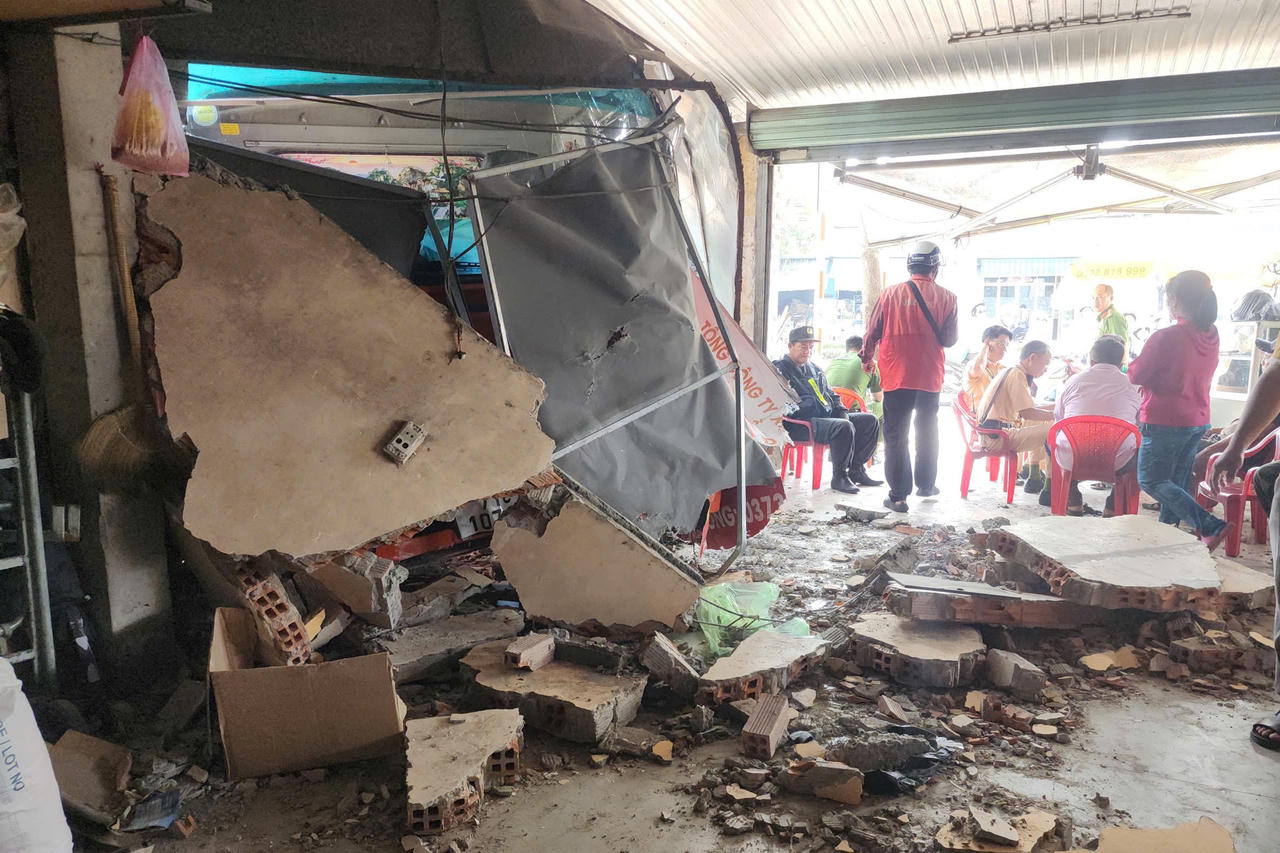 Đồng Tháp: Xe tải nghi mất phanh, tông sập tường nhà dân ven Quốc lộ 60